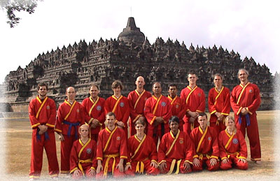 Bild der Gruppe vor einem Tempel